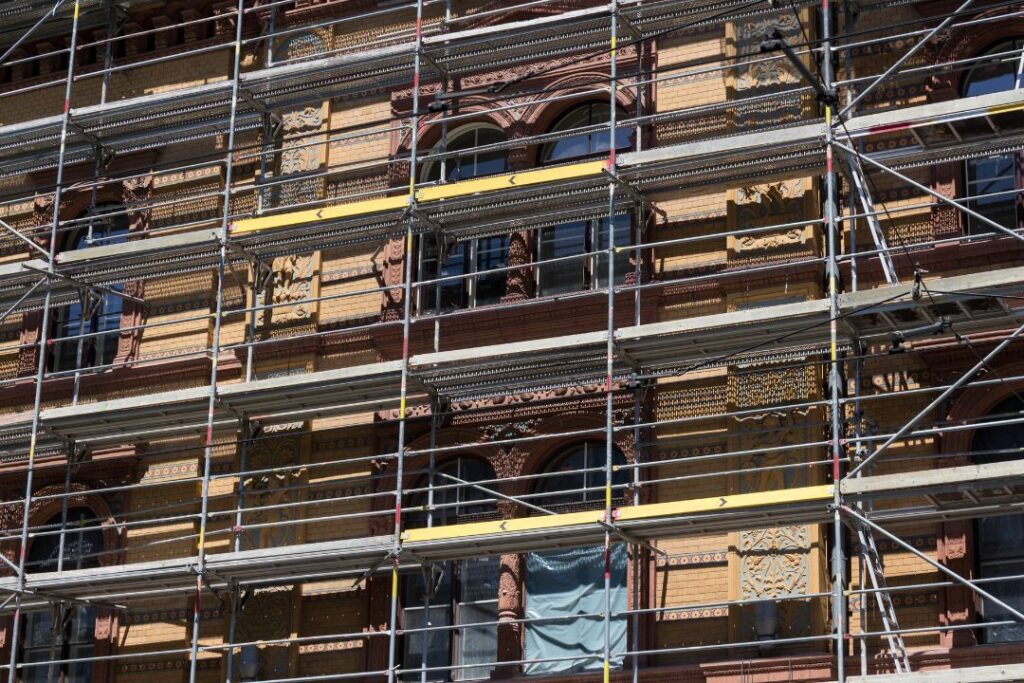 Rusztowanie fasadowe rozstawione na elewacji kościoła 