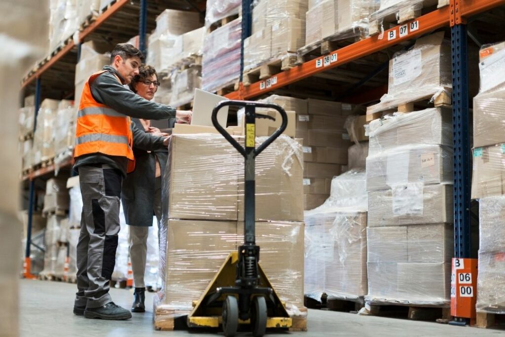 Magazynier przy pracy