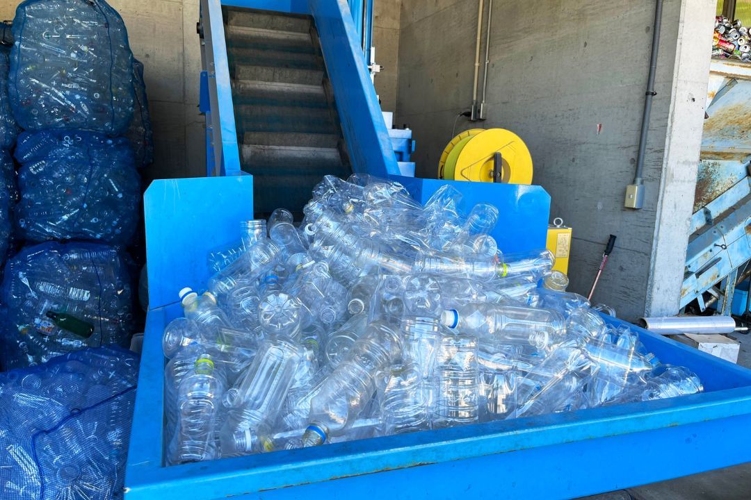 Proces pakowania butelek